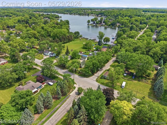 6335 Silver Lake Road, Fenton Charter Township, MI 48451