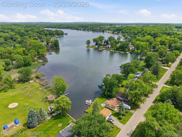 6335 Silver Lake Road, Fenton Charter Township, MI 48451