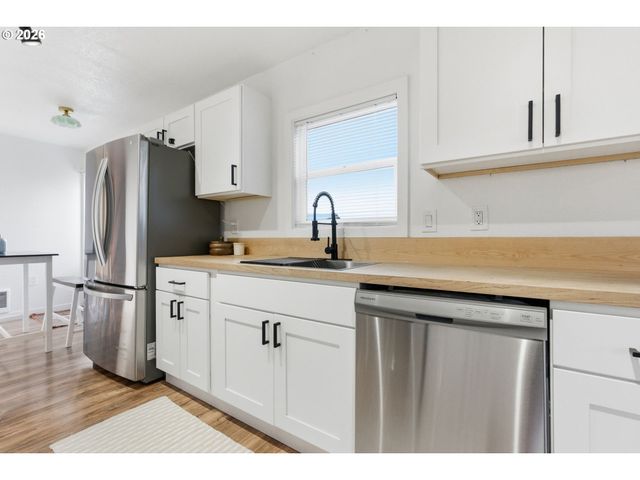 16484 FRONT Ave, Oregon City, OR 97045