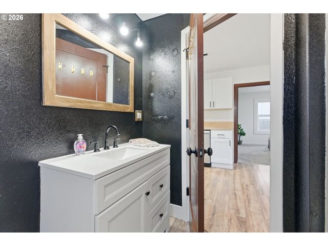 16484 FRONT Ave, Oregon City, OR 97045