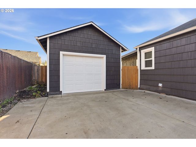 16484 FRONT Ave, Oregon City, OR 97045