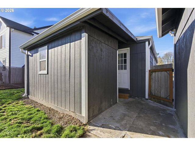 16484 FRONT Ave, Oregon City, OR 97045