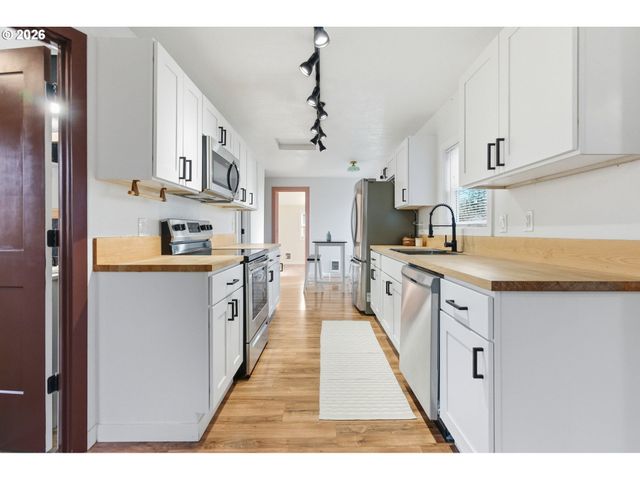 16484 FRONT Ave, Oregon City, OR 97045