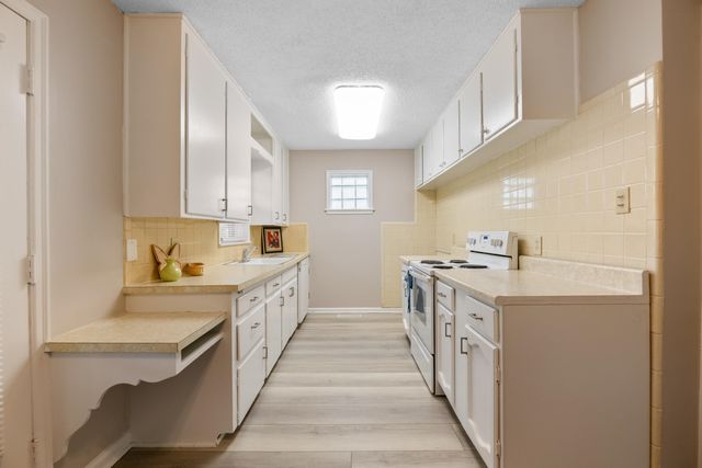 901 S Drury Lane, Wichita, KS 67207