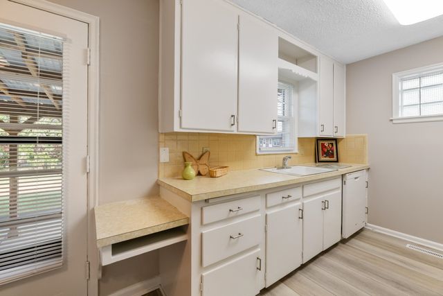 901 S Drury Lane, Wichita, KS 67207