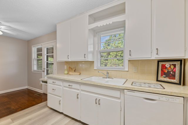 901 S Drury Lane, Wichita, KS 67207