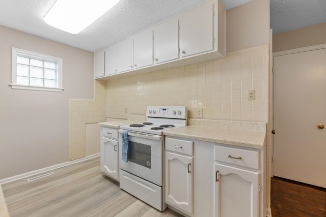 901 S Drury Lane, Wichita, KS 67207