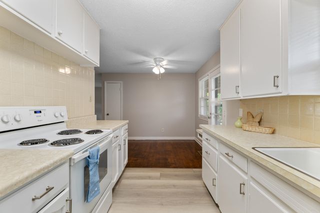 901 S Drury Lane, Wichita, KS 67207