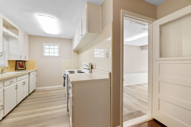 901 S Drury Lane, Wichita, KS 67207