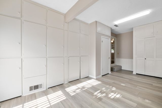 901 S Drury Lane, Wichita, KS 67207
