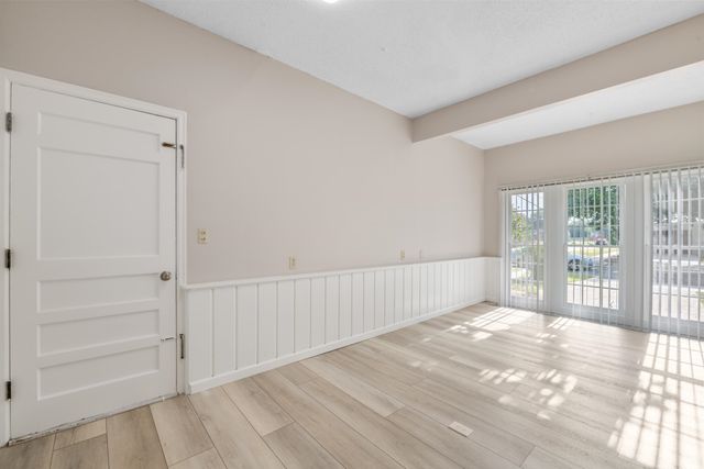 901 S Drury Lane, Wichita, KS 67207