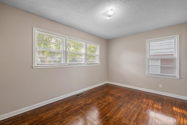 901 S Drury Lane, Wichita, KS 67207