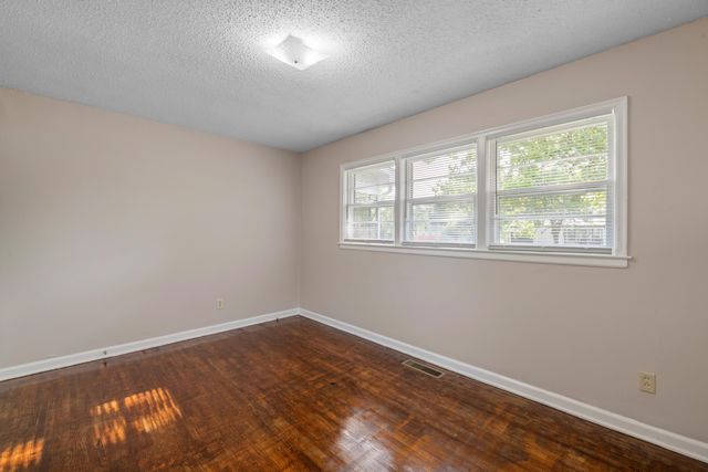 901 S Drury Lane, Wichita, KS 67207