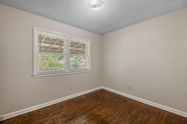 901 S Drury Lane, Wichita, KS 67207