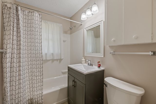 901 S Drury Lane, Wichita, KS 67207