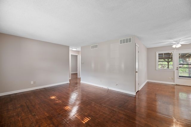 901 S Drury Lane, Wichita, KS 67207