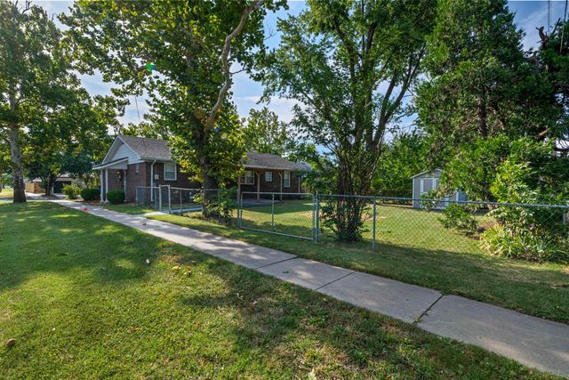 901 S Drury Lane, Wichita, KS 67207