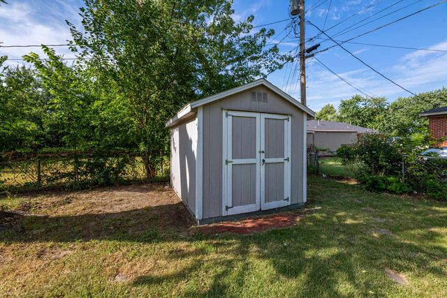 901 S Drury Lane, Wichita, KS 67207