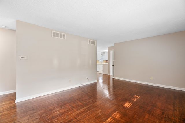 901 S Drury Lane, Wichita, KS 67207