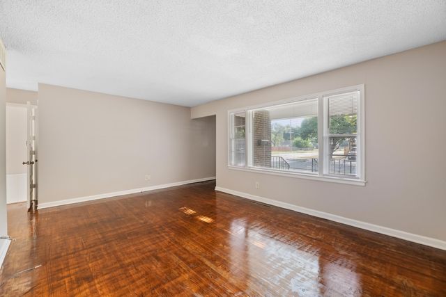 901 S Drury Lane, Wichita, KS 67207