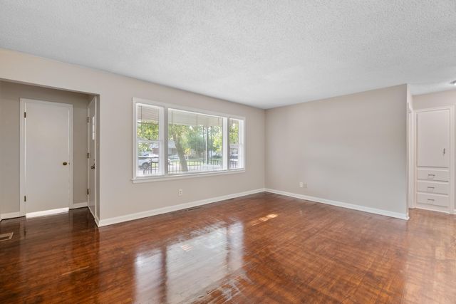 901 S Drury Lane, Wichita, KS 67207