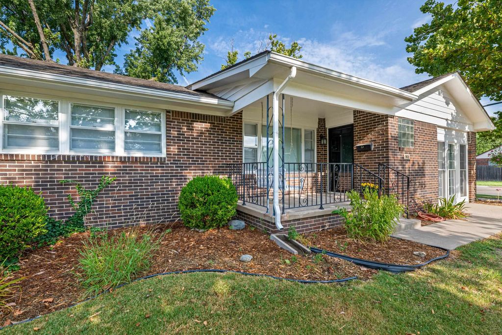 901 S Drury Lane, Wichita, KS 67207