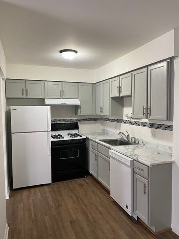 10S473 Echo Lane 10, Willowbrook, IL 60527