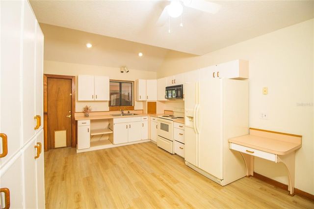 2112 ROBIE AVENUE, Mount Dora, FL 32757