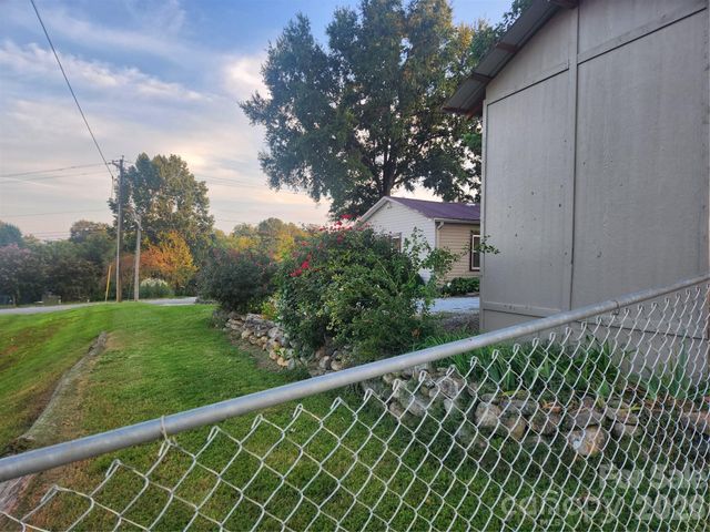 8 N summit Avenue, Granite Falls, NC 28630
