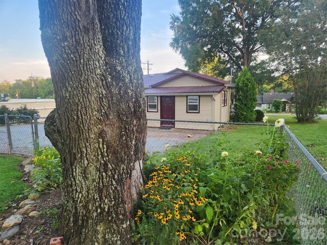 8 N summit Avenue, Granite Falls, NC 28630