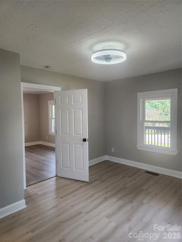 8 N summit Avenue, Granite Falls, NC 28630