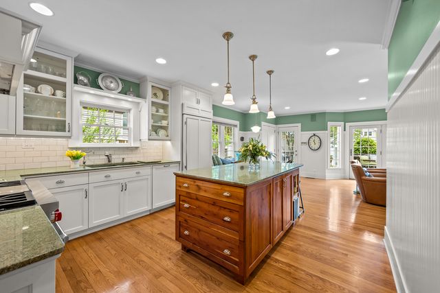 1087 Ash Street, Winnetka, IL 60093