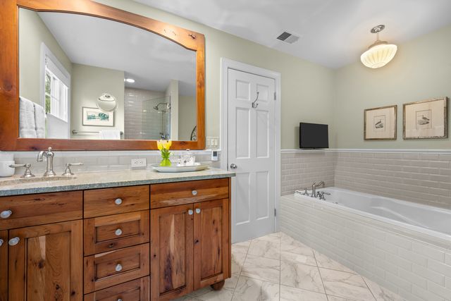 1087 Ash Street, Winnetka, IL 60093