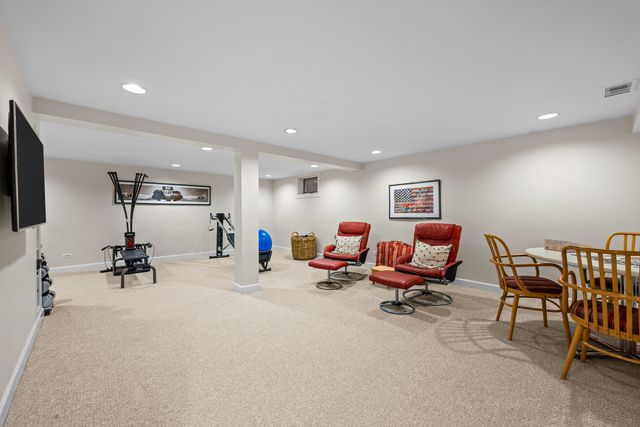 1087 Ash Street, Winnetka, IL 60093