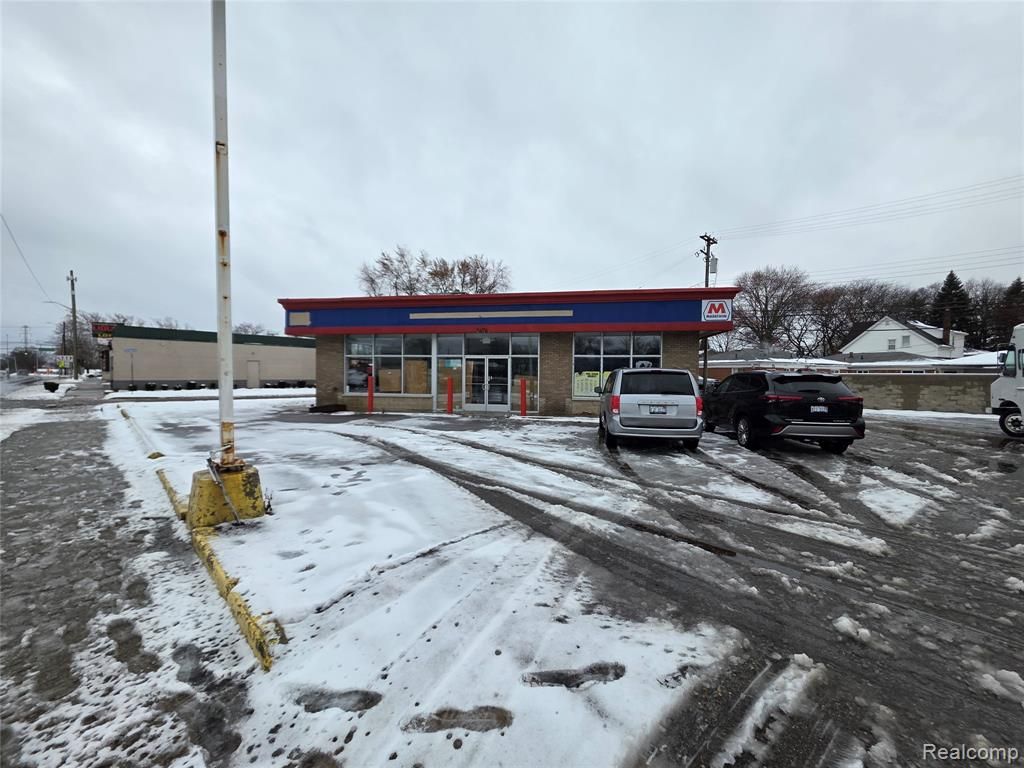 2476 Dix Highway, Lincoln Park, MI 48146