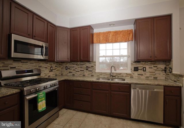 2558 GRAYTON LN, Woodbridge, VA 22191