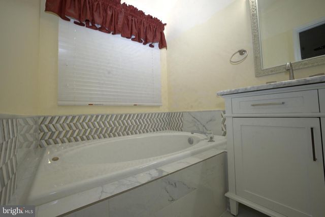 2558 GRAYTON LN, Woodbridge, VA 22191