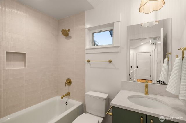 2846 35th Avenue W, Seattle, WA 98199