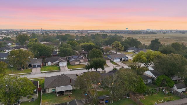 16918 Barkentine Lane, Friendswood, TX 77546