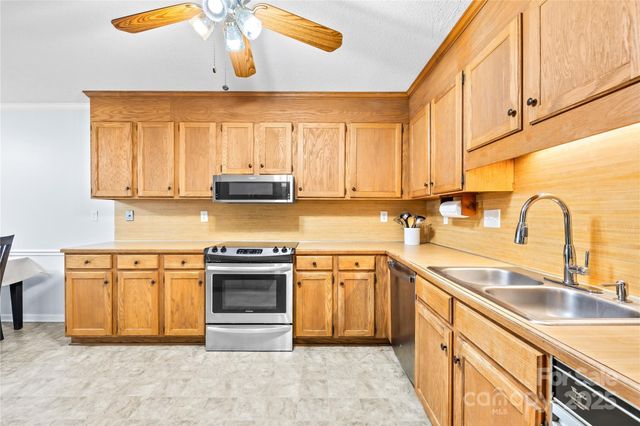 8430 Coulwood Oak Lane, Charlotte, NC 28214