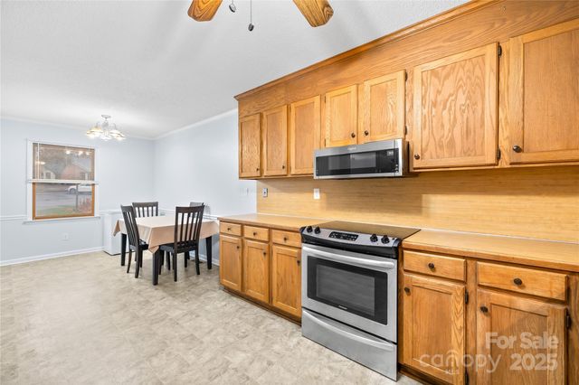 8430 Coulwood Oak Lane, Charlotte, NC 28214