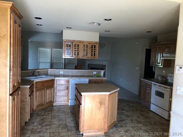 506 S 49th Court, Broken Arrow, OK 74014