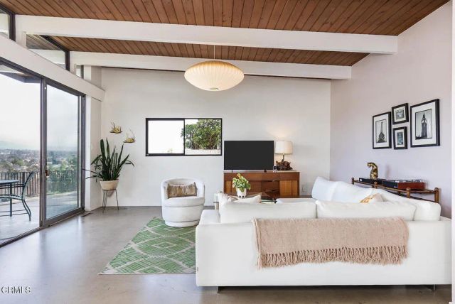 877 Hillcrest Drive, Pomona, CA 91768