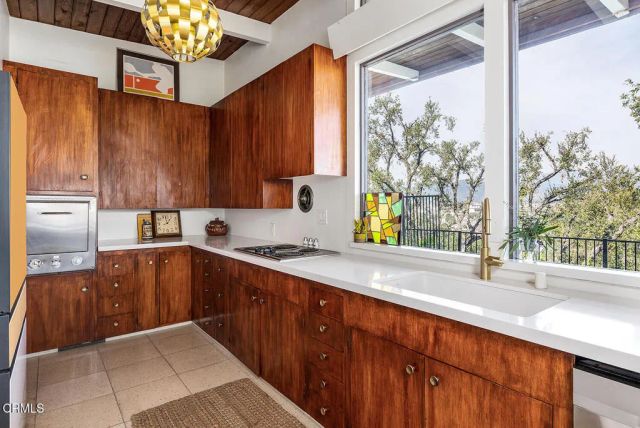 877 Hillcrest Drive, Pomona, CA 91768