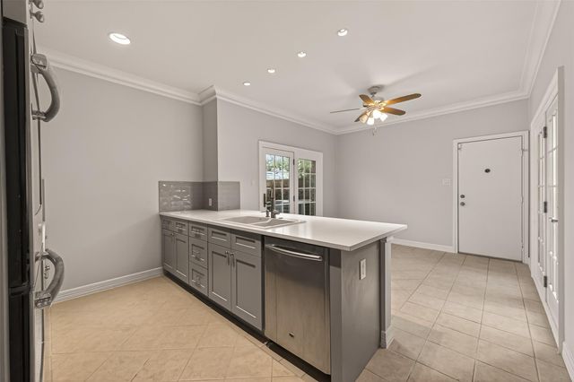 16 Town Oaks Place, Bellaire, TX 77401