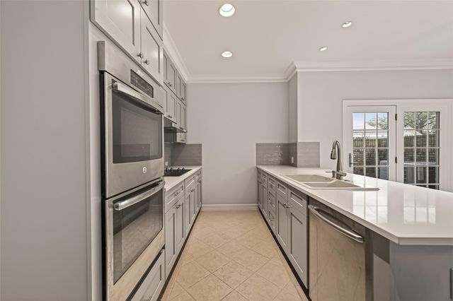 16 Town Oaks Place, Bellaire, TX 77401