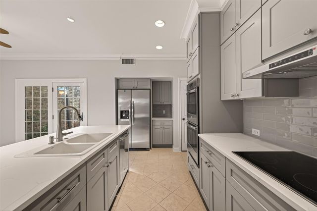 16 Town Oaks Place, Bellaire, TX 77401