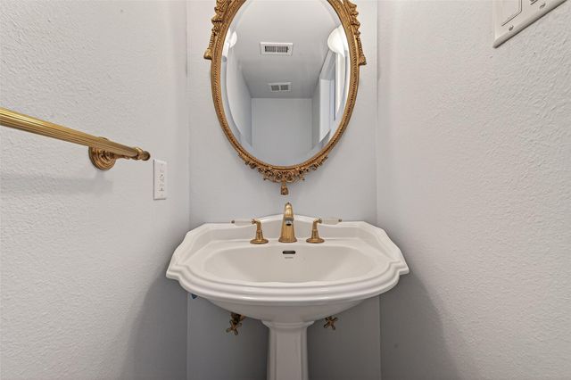 16 Town Oaks Place, Bellaire, TX 77401