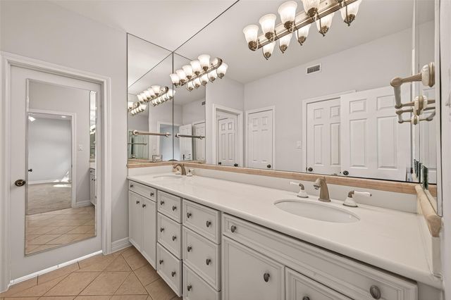 16 Town Oaks Place, Bellaire, TX 77401