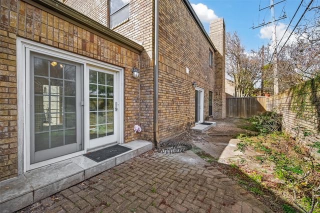 16 Town Oaks Place, Bellaire, TX 77401